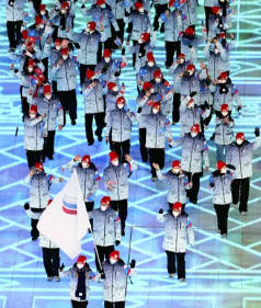ロシア勢が五輪閉会式で行進