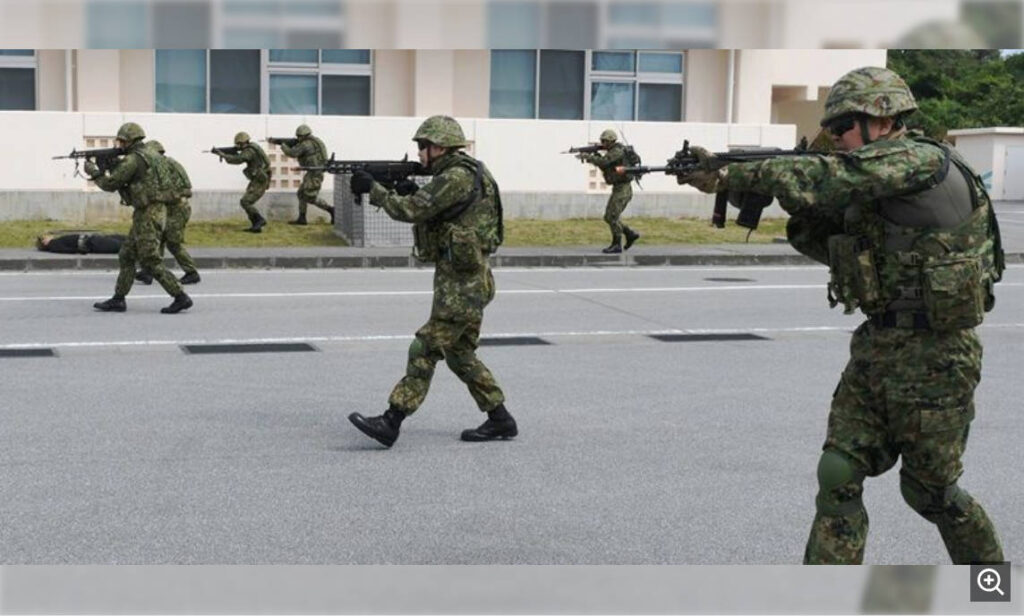 【沖タイ】自衛隊の武装工作員鎮圧訓練に市民が抗議「人が死ぬ場面を見せるな😡」