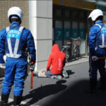 ペダル付き電動バイクで捕まった外国人、事情聴取中にその場で祈りを始める