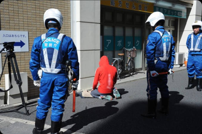 ペダル付き電動バイクで捕まった外国人、事情聴取中にその場で祈りを始める