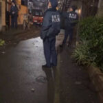 深夜に屋根の上から瓦3枚くらい、ぶん投げながら、助けを求め大騒ぎする外国人　VS 駆けつけたけれども通訳待ちでブラブラしてる警視庁の警官