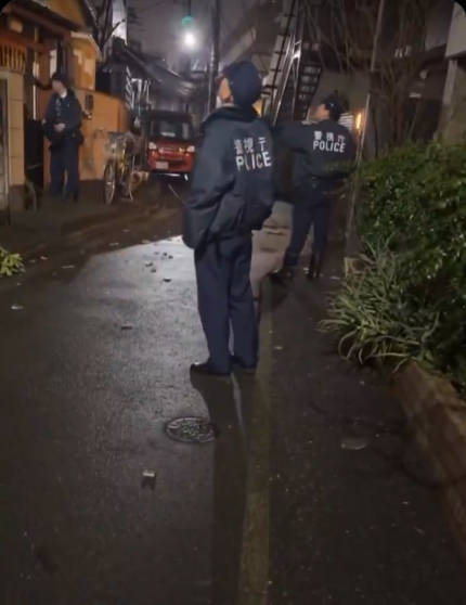 深夜に屋根の上から瓦3枚くらい、ぶん投げながら、助けを求め大騒ぎする外国人　VS 駆けつけたけれども通訳待ちでブラブラしてる警視庁の警官