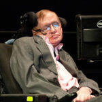 【ジェネリックＺ武】エプスタインファイルでビキニ美女に囲まれるホーキング博士が見つかる