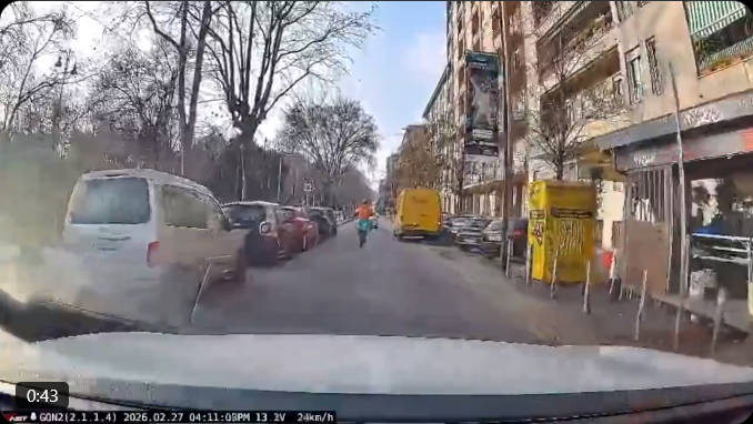 ミラノの路面電車脱線　事故瞬間の映像