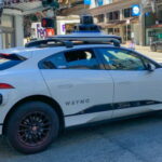 【驚愕】テスラの自動運転車、恐るべき判断能力で車道に飛び出した歩行者の命を救ってしまう