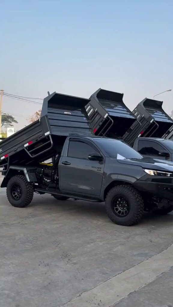 【軍事転用可能か？】トヨタの最新モデルのハイラックスがカッコよすぎて、あっちの人に明らかに始めから戦闘用車両を狙ってるだろと言われてる（笑）