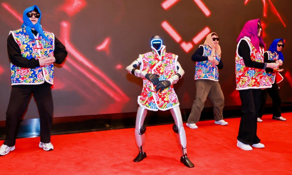 中国春節歌合戦、子どもとヒト形ロボットが演武。日本人が思い描いていた未来がここにあり号泣