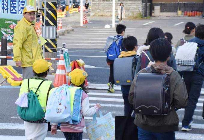 小学生に抱きつき「こどもちゃれんじ」と声掛けしたおじさん通報される