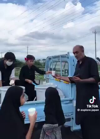 【救急車を迂回させるムス〇ムの礼拝】イス〇ム教の祈りを行うために数時間道路を封鎖し、救急車とスクールバスを迂回させました