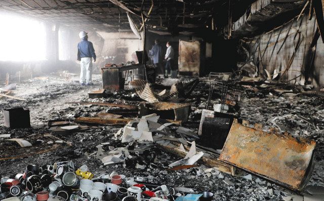 【富士宮五合目の仮設休憩所で起きた事件】プレハブ直下で東南アジア系集団が火器を使用し、喫煙後のタバコをその場にポイ捨てをしていた