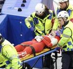 場内騒然　ショートトラックで衝撃事故　３人もつれて転倒、ポーランド選手の目付近に他選手のスケートの刃が直撃、ゴーグル吹き飛ぶ　動けず担架で搬送　ＳＮＳも「あと数ミリで」「本当に命がけ」