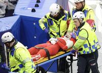 場内騒然　ショートトラックで衝撃事故　３人もつれて転倒、ポーランド選手の目付近に他選手のスケートの刃が直撃、ゴーグル吹き飛ぶ　動けず担架で搬送　ＳＮＳも「あと数ミリで」「本当に命がけ」