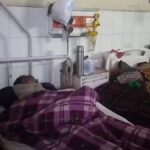 【驚愕】インドの病院。患者が寝ているベッドの横で、ネズミが自由に走り回り、食べ物を探している