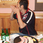 【朝日新聞】マナーを守って、これが韓国式焼酎の飲み方だーーー！！