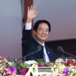 台湾総統が式典中、隣の出席者からゲロを吐きかけられる