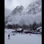 ロッジに集まったスキーヤーの集団が、丸ごと雪崩に呑まれる映像が恐ろしい