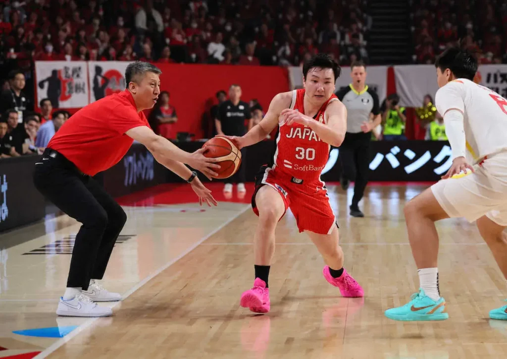 【バスケW杯予選】富永啓生のドリブルを中国監督が止めた！？日中戦のありえない行動にネット騒然「最低でも退場だろ」