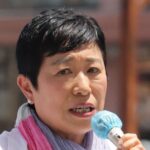 【X】立憲・辻元清美議員、笑顔で”落選引っ越し”お手伝い　議席失った岡田克也元外相の事務所訪れ「本当は涙が出そう」