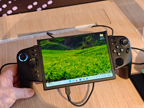 レノボ、「折り畳みゲーム機」を発表😲