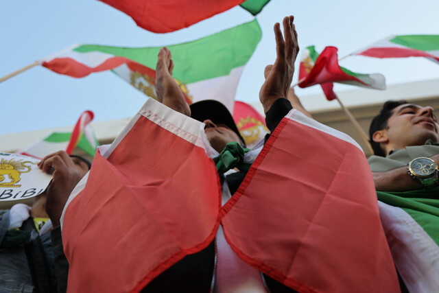 【ハメネイ師死亡】在日イラン人約100人が集まり、喜びの声・・・60代の男性 「イラン革命のあと、反対の声をあげた人たちを何十万も逮捕して殺してきた危ない政権だった」