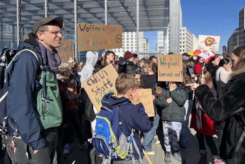【徴兵制】ドイツ全土で若者が兵役反対デモ、150都市で5万人参加・・・ヨハンさん（18） 「志願者が不足し、徴兵制が復活する可能性が高い。今の状況ではいつ戦争が起きるか分からない」
