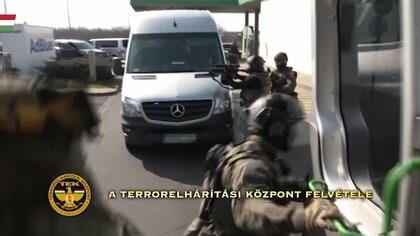 【国際】ウクライナ国営銀の現金輸送車2台をハンガリーが押収　職員7人不明　日本円で合わせて約126億円の現金のほか9キロの金を積む