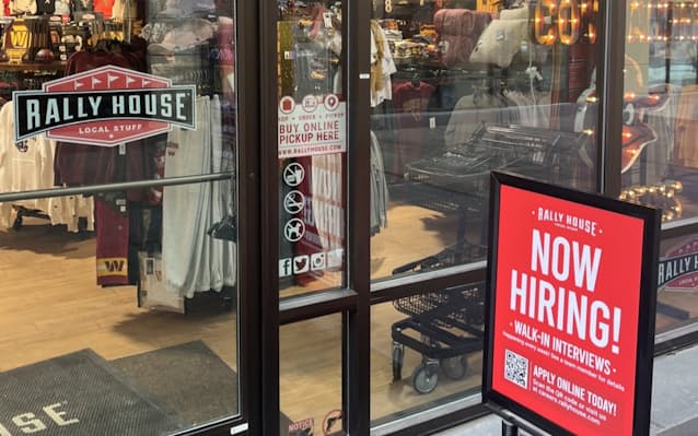 米雇用統計「2月ショック」、消えた楽観論　原油高でFRBジレンマ