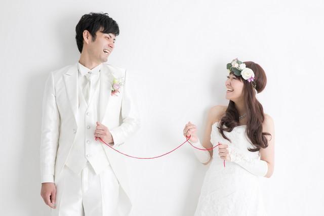 【結婚】20代は、世帯年収800万なければ「結婚したいと思えない」！？　子育てするなら必要と思っている額は……