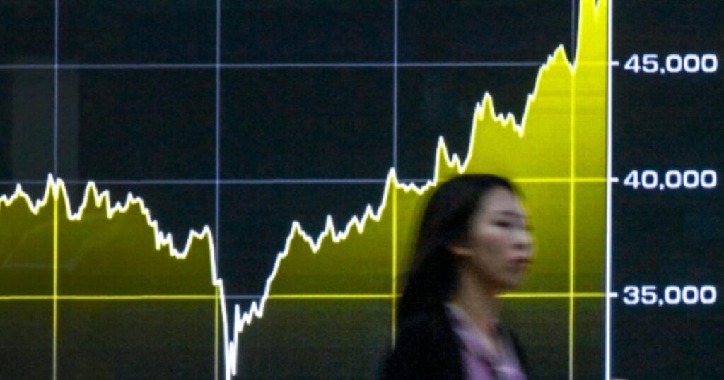 【株価】日経平均、一時2100円高　短期の反発狙う買いが優勢