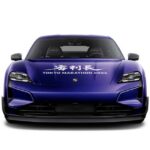 「何この車」　東京マラソンで映るポルシェに…書かれた日本語が話題「圧スゴイ」「煽られたら…」