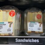 たまごサンド日本で300円アメリカで1200円言ったって日本時給1000円アメリカ時給4000円じゃん