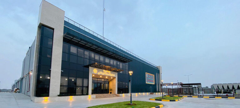 【ロシア経済】戦費が5.6兆ルーブルの予測超えの中、首都モスクワ市職員の15%約3,000人を解雇、投資を10%削減　市民生活が切り詰められる