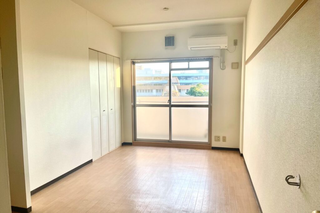 【新生活】地方出身学生を直撃する東京の家賃高騰「家賃縛りで部屋を探したら大学まで電車で50分」「ベッドを置いたら部屋が終わった」…学費と仕送りで「年300万円の出費」に親も嘆き節