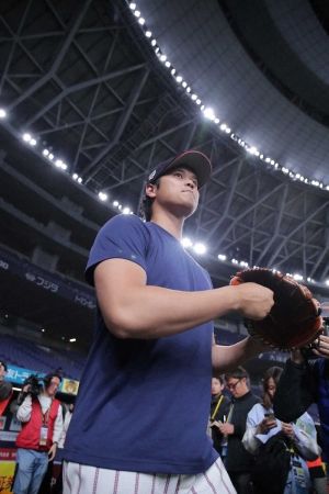 【大谷さ～ん！翔平さ～ん！大谷見たい！ファン500人超大挙で名古屋駅大混雑　新幹線は4分遅れで出発】 大谷翔平が行く先々でファン熱狂　ＭＬＢ公式も報道「新大阪駅に到着すると…」