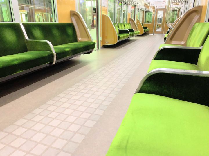 【調査】電車の座席に「一人ずつ仕切りがあったらいいのに」約6割の回答に賛否「嬉しいです」「子ども連れには不便」