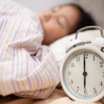 「8時間寝なきゃ😪」は時代遅れ、研究でわかった最も病気の死亡率を下げる睡眠時間とは