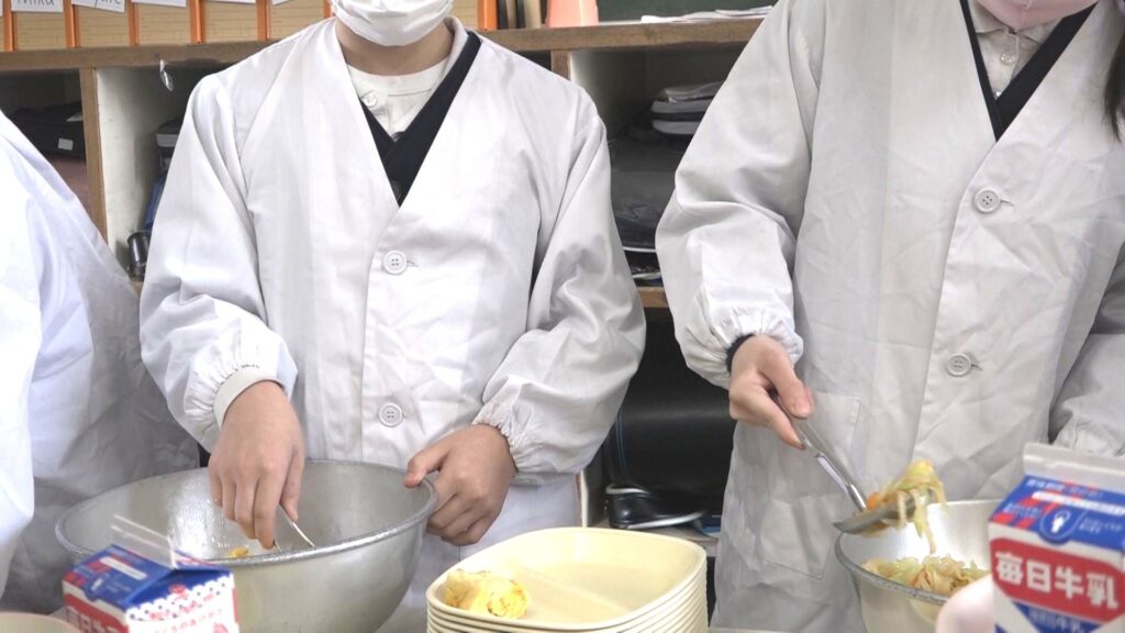 【社会問題】学校給食の白衣…“香害”で廃止の動き　コロナ収束も“共用”への拒否反応も　戦後80年続いた給食の光景に変化