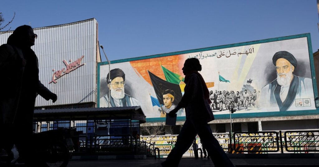 中東諸国に動揺、崩れる均衡に懸念　イラン弱体化で過激派増長リスク