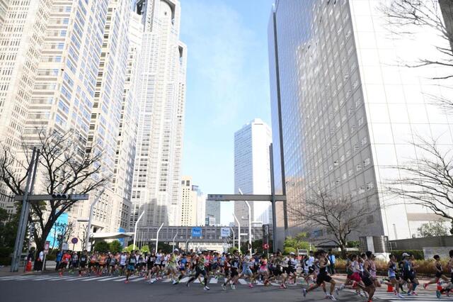 【東京マラソン】波乱の展開　第１集団想定の外国人ペースメーカーが遅れる異例事態　日本人ＰＭ中村と一般参加・橋本龍一が飛び出す　瀬古氏も憤り「遅すぎる」ＳＮＳ騒然「ＰＭどうなってんのよ？」