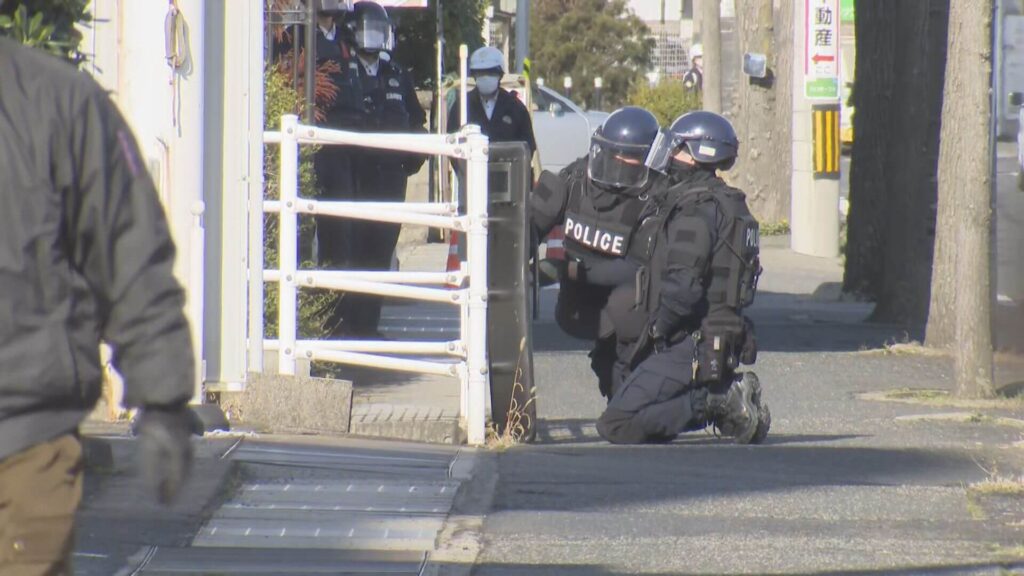 【広島】福山市立てこもり　警察が突入　倒れている男を発見