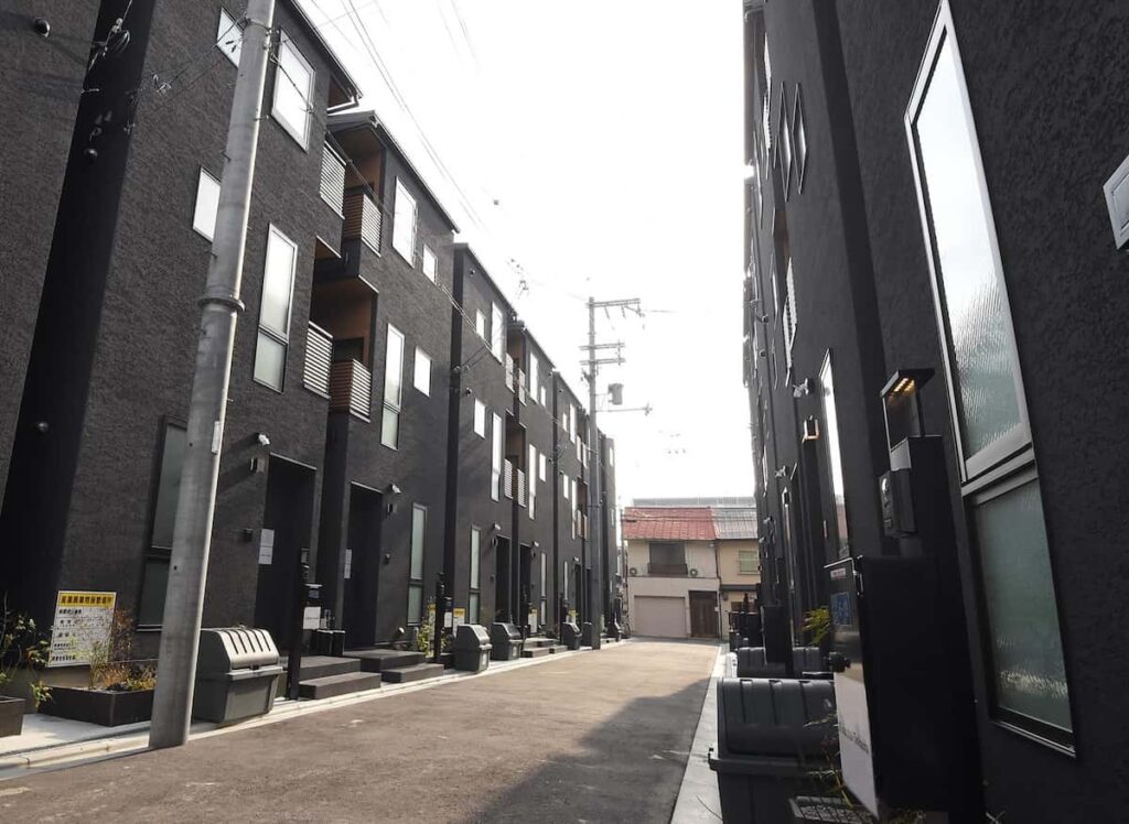 「どんどん増えてるよ」地元女性も驚く 大阪・西成でチャイナ民泊が乱立　中国資本が流入