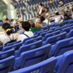 「立ってナンボやろ」野球の応援席で座る観客…暗黙の“観戦マナー”に物議「迷惑では？」「立つのが当然」
