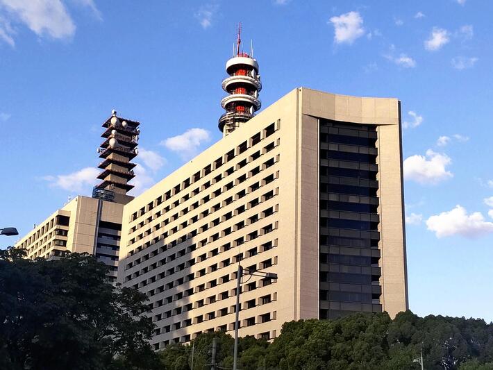 【社会】偽造１万円銀貨１０００枚以上持ち込みか、２５０枚密輸容疑で中国籍の男を再逮捕…「昭和天皇在位６０年」本物に比べ光沢なし