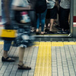 【満員電車】「ドア横死守するマン」なぜ中ほどまで詰めない？ 乗降の邪魔になる「狛犬」 鉄道会社も苦心