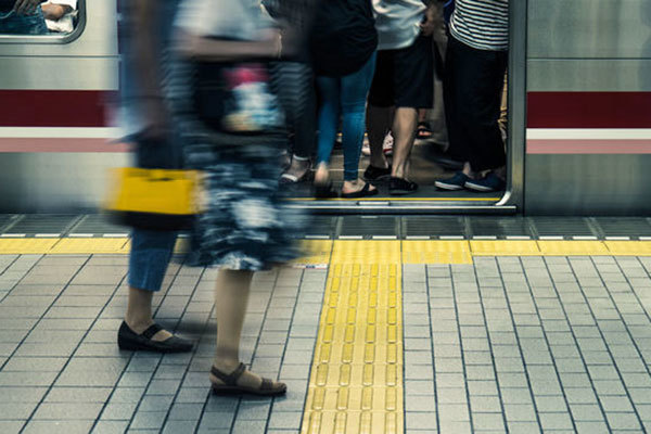 【満員電車】「ドア横死守するマン」なぜ中ほどまで詰めない？ 乗降の邪魔になる「狛犬」 鉄道会社も苦心