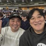 【電気グルーヴ】ピエール瀧＆石野卓球、2人でWBC観戦　「後ろの席」だった人気俳優ムロツヨシとの3ショットも