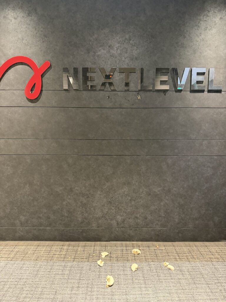 新幹線で「豚まん」注意された有名実業家、会社のエントランスに豚まん投げつけられる　実害を報告