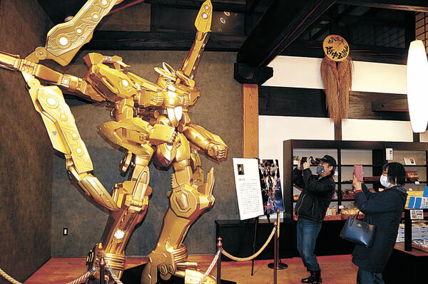 アクエリオン公開　迫力の像、ファン続々　道の駅たいら