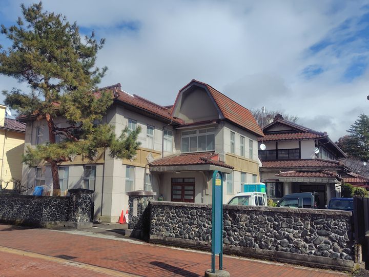 高速夜行バス、国見SA建物屋根に接触　東北道