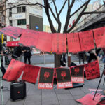 「ママ戦争止めてくるわ」デモ。何故か中国語とハングルの旗が